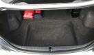 Schluckt ordentlich, der Kofferraum. Er ist gut beladbar und fasst immerhin 290 Liter. Allerdings schluckt der Japaner auch heftig viel Motorenöl, weshalb im Kofferraum serienmäßig eine Halterung für ein Fläschen des Schwarzen Goldes verstaut ist. Im Bild ist das schwarze Täschchen links zu sehen. Foto: auto.de