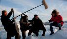 Ein Hoch auf die Errungenschaft der Multifunktionsjacke: Lanz und sein Team beim Dreh. Foto: zdf