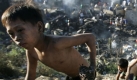 Ein phillipinischer Junge klettert im Osten Manilas auf einen Berg. Nach einem großen Brand sind 400 Wellblechhütten zerstört und 700 Familien ohne Obdach.  Foto: ap