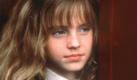 ARCHIV - Voller Erwartung stehen die Zauberlehrlinge Harry Potter (Daniel Radcliffe, l.), Ron Weasley (Rupert Grint) und Hermine Granger (Emma Watson) im Kinofilm 'Harry Potter und der Stein der Weisen' an der Tür zur Hogwarts-Schule für Zauberkunst (undatierte Filmszene). Im Film läuft sie vor den Bösen weg, doch im wahren Leben ist Emma Watson auf der Flucht vor der Figur, die ihr auch jede Menge Gutes gebracht hat: Dem Zauberlehrling Harry Potter. Seit zehn Jahren spielt sie die Potter-Freundin Hermine in den erfolgreichen Filmen. Allerdings öffneten sich neue Karriere-Felder, zum Beispiel als Model. Mittlerweile wird sie wegen ihres Mode-Geschmacks schon als Stilikone gefeiert. Foto: Warner (zu dpa-Korr 'Emma Watson auf der Flucht vor Harry Potter' vom 14.04.2010) +++(c) dpa - Bildfunk+++ Foto: dpa