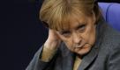 Bundeskanzlerin Angela Merkel (CDU) fasst sich im Bundestag in Berlin mit der Hand an den Kopf (Foto vom 28.01.10). Der Gruenen-Bundestagsfraktionsvorsitzende Juergen Trittin fordert Bundeskanzlerin Angela Merkel (CDU) auf, im Bundestag die Vertrauensfrage zu stellen. 'Angesichts der heftigen Widersprueche in der schwarz-gelben Koalition ist fraglich, ob Frau Merkel fuer ihre Politik noch eine Mehrheit der Abgeordneten im Bundestag hinter sich hat', sagte Trittin dem 'Hamburger Abendblatt' (Montagausgabe vom 14.06.10) laut Vorabbericht. Die Bundeskanzlerin solle daher die Schlussabstimmung ueber das Sparpaket mit der Vertrauensfrage verbinden. (zu ddp-Text) Foto: Michael Gottschalk/ddp Foto: ddp