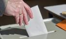 In Mecklenburg-Vorpommern haben heute Morgen die Wahllokale für die Landtagswahl geöffnet. Rund 1,4 Millionen Bürger sind aufgerufen, über die Verteilung der 71 Sitze im Landesparlament in Schwerin zu entscheiden. Alle Meinungsumfragen sagen einen klaren Sieg der SPD mit ihrem Ministerpräsidenten Erwin Sellering voraus. Der mitregierenden CDU hingegen droht eine weitere Schlappe im Superwahljahr 2011, das in zwei Wochen mit der Berlin-Wahl endet. Die Grünen werden voraussichtlich erstmals den Sprung in den Schweriner Landtag schaffen. Fraglich ist der Wiedereinzug von FDP und NPD.  Foto: dapd