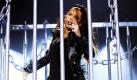 Soulsängerin Alicia Keys bei der Eröffnung ihrer Deutschlandtournee in der Festhalle in Frankfurt am Main am Sonntag. Ganz in Schwarz gekleideteröffnete die 29-Jährige ihre Show mit dem Lied Caged Bird - passend zum Titel im Gitterkäfig. Die Sängerin ist noch mit zwei weiteren Auftritten in Deutschland zu Gast: am 12. Mai in Hamburg und am 13. Mai in Oberhausen.  Foto: ap
