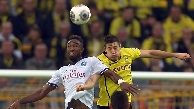 Abstiegskampf vs. Champions-League-Ansprüche: Hamburgs Johan Djourou (links) gegen Dortmunds Robert Lewandowski.