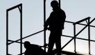 Zwei Bauarbeiter arbeiten im Gegenlicht auf einem Gerüst. Die OECD lehnt die Verlängerung der Kurzarbeit in Deutschland ab. Foto: dpa