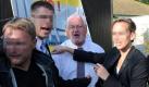 Der schleswig-holsteinische Ministerpräsident Peter Harry Carstensen (CDU, Mitte) wird in Großenbrode nach einer Eierwurfattacke von seinen Sicherheitsbeamten geschützt. Der Politiker war auf dem Weg zu einer Anhörung zur geplanten Fehmarn-Belt-Querung, als Demonstranten mit den Eiern warfen. Getroffen hatten die Protestler den Politiker nicht. Foto: dpa