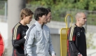Bundestrainer Joachim Löw (M) und seine Torleute Rene Adler (l) und Robert Enke gehen am Mittwoch (02.09.2009) in Köln während des Trainings der Fußball-Nationalmannschaft über den Platz. Das DFB-Team bereitet sich in Köln auf das Freundschaftsspiel gegen Südafrika, das am Samstag (06.09.2009) in Leverkusen stattfindet, vor. Foto: Achim Scheidemann dpa/lnw +++(c) dpa - Bildfunk+++
pixel Foto: dpa