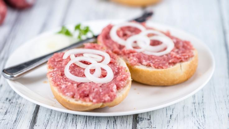Wegen möglicher Salmonellen ruft Hersteller Zimbo aktuell Zwiebelmettwurst zurück (Symbolbild).