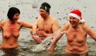 Mitglieder der Polarwölfe genossen im Wasser des Grünstichs in Zehdenick (Oberhavel) das traditionelle Winterbaden nach einem Sieben-Kilometer-Lauf. Die Wirkung eines eiskalten Bades soll schon der Naturheilkundiger Sebastian Kneipp (1821-1897) erkannt haben. Überlieferungen zufolge soll er in seiner Kindheit als Hirte beobachtet haben, wie sich eine humpelnde Kuh das verletzte Bein im Bach kühlte.  Foto: ddp