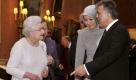 Die englische Königin Elizabeth II. (links) besucht mit dem türkischen Präsidenten Abdullah Gull und dessen Ehefrau Hayrunnisa eine Ausstellung türkischer Kunstgegenstände in der Picture Gallery des Buckingham Palates. Foto: dapd