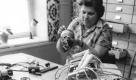 RFT Radio- und Fernmelde-Technik ist somit keine Firmenbezeichnung, sondern ein Warenzeichen-Signet bzw. Logo eines Warenzeichenverbandes in der DDR für «Radioverwandte Produkte», dem Betriebe des Industriezweiges Rundfunk- und Fernsehtechnik und des Industriezweiges Nachrichten- und Meßtechnik angehörten. Es entstand bereits 1946, also lange vor der Gründung der DDR, und wurde von der VVB (Vereinigung Volkseigener Betriebe) Radio und Fernmeldetechnik und später von den Kombinaten übernommen. Später sagte man auch, RFT sei die Abkürzung für 'Repräsentant Fortschrittlicher Technik'.



 Foto: Wikipedia/Bundesarchiv