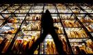 Ein Besucher geht im Naturkundemuseum in Berlin an einer sechs Meter hohen Vitrine entlang, in der 80.000 Präparate in Gläsern gezeigt werden. Das Museum feiert mit der Eröffnung des renovierten Ostflügels sein 200-jähriges Bestehen. Dazu gibt es in der Festwoche eine Sonderausstellung und ein pralles Jubiläumsprogramm. Foto: dpa