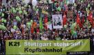 Teilnehmer einer Demonstration gegen das Bahnprojekt 'Stuttgart 21' ziehen am Freitag (03.09.10) in Stuttgart mit einem Transparent mit der Aufschrift 'K21 - Stuttgart steht auf! Kopfbahnhof. Nein zu Stuttgart 21' durch die Stadt. Erneut sind am Freitagabend Zehntausende Gegner des umstrittenen Bahnprojekts 'Stuttgart21' in der baden-wuerttembergischen Landeshauptstadt auf die Strasse gegangen. Auf der nach Angaben der Veranstalter bislang groessten Demonstration hatten 65.000 Menschen ihren Widerstand gegen das Milliardenvorhaben der Bahn bekundet. Die Polizei sprach hingegen von 30.000 Teilnehmern. Foto: dapd