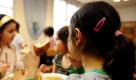 Schulkinder essen in der Aziz- Nesin-Grundschule im Berliner Bezirk Kreuzberg Gemüseeintopf (Illustration/Archivfoto vom 11.04.2008). Für das Mittagessen ihrer Schulkinder müssen Eltern in Bayern oft tief in die Tasche greifen. Zwischen 2,50 und 4,50 kostet eine warme Mahlzeit, ergab eine dpa-Umfrage in mehreren Städten des Freistaats. Bei durchschnittlich 20 Schultagen im Monat schlägt dies mit 50 bis 90 Euro zu Buche. Sehr viel Geld, vor allem für arme Familien, die etwa von Hartz-IV leben müssen.
 Foto: dpa