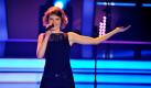 Leonie aus Essen sang den Amy-Winehouse-Song Stronger Than Me und beeindruckte damit Jury und Publikum. «Ich bin ein großer Fan von dir», sagte Juror Stefan Raab nach dem Auftritt der 21-Jährigen. Auch sie bleibt im Rennen. Foto: dpa