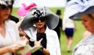 Eine Frau muss ihren obligatorisch großen Hut bei einem Pferderennen im englischen Ascot nahe London festhalten. Das traditionsreiche Royal Ascot findet seit 1711 unter königlicher Schirmherrschaft statt. Foto: ap