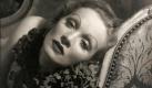 Ebenso wie Filmdiva Marlene Dietrich, bei der sogar das Rauchen perfekt inszeniert war. Foto: dpa