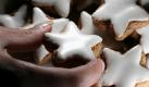 Zimtsterne gehören zu Weihnachten wie die Schokoeier zu Ostern. Doch die hübschen Kekse mit Zuckerglasur haben ordentlich Energie intus - bis zu 472 Kilokalorien je 100 Gramm.Tipp: Wer die Sterne selbst bäckt, verziert die Plätzchen mit weniger Zuckerguss oder lässt ihn ganz weg. Das spart ordentlich Kalorien. Foto: dpa