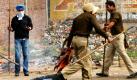 Indische Polizisten führen einen Arbeiter in Ludhiana ab, der an einer Demonstration teilgenommen hat. Nachdem es bei der Demonstration gegen angeblich fehlerhafte Polizeiarbeit zu gewalttätigen Ausschreitungen gekommen war, wurden Ausgangssperren verhängt. Foto: ap
