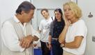 Wen hat sie sich da nur geangelt? - Beim ersten Besuch checken Eltern den Freund der Tochter ab. (Bild: Diagentur/dpa/tmn) Foto: dpa