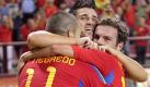 «La Furia Roja» heißt die spanische Nationalmannschaft. Übersetzt bedeutet das: die rote Furie. Der Name soll den Gegner vorher schon einmal verunsichern. Auch die kamerunische Nationalmannschaft versucht das: Sie wird «Lions Indomptables» genannt: die unbezähmbaren Löwen.  Foto: dpa