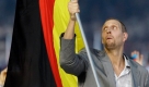 Einmarsch im sogenannten Vogelnest, dem Olympiastadion in Peking. Dirk Nowitzki freut sich wie ein kleiner Junge ber die besondere Ehre, die deutsche Fahne tragen zu drfen. Foto: ap