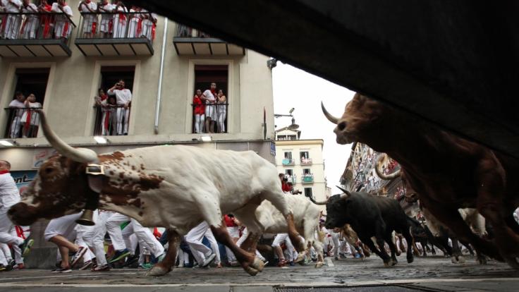 Beim Auftakt des Stiertreibens in Pamplona wurden mindestens fünf Personen verletzt.