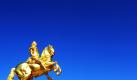 Vor tiefblauem Himmel steht in Dresden das Reiterstandbild Kurfürst Friedrich August I. von Sachsen, im Volksmund August der Starke genannt. Der 1736 aufgestellte Goldene Reiter ist wohl das bekannteste Denkmal der sächsischen Landeshauptstadt.  Foto: dpa