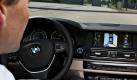 Die neu eingebaute Surround View zeigt den BMW 5er beim Parken aus der Vogelperspektive. Ein Parkassistent übernimmt beim Rangieren das Lenken. Foto: dpa