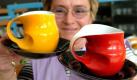 Mitarbeiterin Angelika Krauße zeigt am 08.02.2005 in der Wallendorfer Porzellanmanufaktur in Lichte (Kreis Saalfeld-Rudolstadt) Kaffeetassen des Stardesigners Luigi Colani, mit deren Produktion jetzt begonnen worden ist und die erstmals auf der Konsumgütermesse 'Ambiente-2005' vom 11. bis 15. Februar in Frankfurt a. Main zu sehen sein werden. Die Stücke gehören zur Serie 'ab ovo', bestehend aus Kaffeebecher, Kaffeetasse, Espressotasse mit passendem Teller, Eierbecher und Vase. Neben diesem Designerporzellan lässt Luigi Colani in der ebenfalls an der Thüringer Porzellanstraße gelegenen Manufaktur in Sitzendorf die Figur einer nackten Eisläuferin in limitierter Stückzahl fertigen, die ebenfalls in Frankfurt erstmals zu sehen sein wird. Foto: Jan-Peter Kasper/lth +++(c) dpa - Bildfunk+++ Foto: dpa