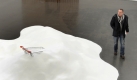 Ein Betrachter geht in Düsseldorf am Kunstwerk ohne Titel, bestehend aus Zucker und einem Einkaufwagen, vorbei. In der Düsseldorfer Kunsthalle findet ab Samstag eine Ausstellung unter dem Titel Eating The Universe statt. Foto: dpa