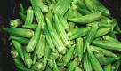 Okra kommt in Ghana nicht nur als längliche grüne Schote in Gerichten vor, sondern in der getrockneten und gemahlenen Variante auch als Soßenbinder. Okra entwickelt beim Kochen einen leicht schleimigen Saft, der geschmacklich sehr wenig auffällt und daher zu vielen Gerichten mit Fisch und Fleisch als Gewürz verwendet wird. Foto: wikipedia/ Bill Tarpenning/ Creative Commons Licence