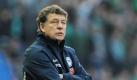 Hertha-Trainer Otto Rehhagel warnt vor der Torgefahr durch Kölns Podolski. Foto: Britta Pedersen Foto: dpa