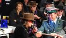 Udo Lindenberg kommt am Mittwoch (13.01.2011) in Berlin zur Premiere des neuen Musicals 'Hinterm Horizont' in das Theater am Potsdamer Platz und wird von einem Statisten in Uniform der DDR Volkspolizei begrüßt. Das Musical mit Hits von Udo Lindenberg feiert seine Weltpremiere.  Foto: dpa