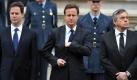 Die Suche nach einer neuen Regierung für Großbritannien ist in vollem Gang. David Cameron von den Tories (M) und Labour-Chef Gordon Brown. Foto: dpa