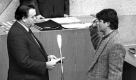 Der Politiker Joschka Fischer trug Turnschuhe im Amt. Hier zu sehen bei seiner Vereidigung als Umweltminister 1985 mit Hessens Ministerprsident Holger Brner im hessischen Landtag. Foto: dpa