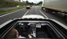 Der Fahrer des 5ers legt die Hände in den Schoß. Auf der Autobahn A9 zwischen München und Ingolstadt fährt der BMW autonom, ...  Foto: pi