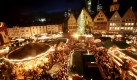 Im festlichen Lichterglanz erstrahlt der Weihnachtsmarkt in Frankfurt am Main bei der Eröffnung am Mittwoch (25.11.2009). Die rund 200 Verkaufsstände des traditionsreichen Marktes sollen in den kommenden Wochen rund drei Millionen Besucher aus aller Welt in die Mainmetropole locken. Umrahmt von den Kulissen von Römerberg und der geschichtsträchtigen Paulskirche zählt er gerade für Besucher aus dem Ausland zu den Attraktionen. Foto: Marius Becker dpa/lhe +++(c) dpa - Bildfunk+++ Foto: dpa