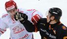 Beim Eishockey-Länderspiel Deutschland-Dänemark kämpfen Philip Gogulla (r) und Bjarke Moller -  der Puck scheint sie nicht zu interessieren. Foto: Peter Steffen Foto: dpa