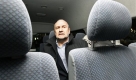 An unidentified inspector of the International Atomic Energy Agency (IAEA) sits in a car while waiting to leave the Imam Khomeini airport outside Tehran, Iran, Sunday, Oct. 25, 2009. A team of inspectors are in Iran to visit a recently revealed nuclear site, amid new efforts to curb the country's nuclear program. (AP Photo/Vahid Salemi) Foto: ap