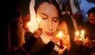 Anhänger von Benazir Bhutto mit einem Bild der Ermordeten. Die UN haben das Attentat auf die frühere pakistanische Ministerpräsidentin Benazir Bhutto Ende 2007 untersucht. Der Bericht erhebt schwere Vorwürfe gegen die damalige Regierung von Pervez Musharraf. Foto: dpa