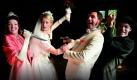 Mord zum Dinner: Das Krimidinner ist ein mobiles Theater-Event in der Erlebnisgastronomie. Zu Vorspeise und Wein wird den Gästen ein Krimi aus den 1960er Jahren präsentiert, der noch vor dem Dessert mindestens einen Mord garantiert. Den Nervenkitzel während des Mahls, kann sich der Gast allerdings nur zu Gemüte führen, wenn das besondere Dinner in seiner Umgebung stattfindet. Das Krimidinner wird zurzeit in ganz Deutschland in ausgesuchten Lokalitäten aufgeführt. Foto: Galadinner
