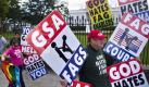 US-Militärs muss Schwulen-Bann stoppen
Vorspann: 	
Text: 	

Washington (dpa) - Neue Etappe im Streit um die Behandlung von Homosexuellen in den US-Streitkräften: Die Armee nimmt eigenen Angaben zufolge seit neuestem auch «bekennende Schwule» auf. Sie folgt damit der jüngsten Anordnung eines Bundesgerichts in Kalifornien.

Die Richter hatten die geltende Regelung «Don't ask, don't tell» (Frage nicht, sage nichts) als Diskriminierung verworfen. Eine Sprecherin des Pentagons sagte am Dienstag, die neue Regelung gelte seit vergangener Woche. Sie verwies allerdings darauf, dass die Regierung Berufung gegen den Gerichtsbeschluss eingelegt hat.

Der Streit um die Behandlung Homosexueller in der Armee macht seit Monaten Schlagzeilen. US-Präsident Barack Obama hatte bereits im Wahlkampf versprochen, die 17 Jahre alte Regelung aufzuheben. Nach Angaben von Homosexuellen-Gruppen wurden seit 1993 rund 10 000 Schwule aus der Armee entlassen.

Obama musste allerdings kürzlich eine herbe Niederlage einstecken: Den Demokraten im Senat gelang es nicht, ein Gesetz über die Abschaffung zur Abstimmung zu bringen. Schuld daran war nicht nur der geschlossene Widerstand der oppositionellen Republikaner - auch im Regierungslager gab es Widerstand.

Die Regierung hat gegen die gerichtliche Anordnung Berufung eingelegt, weil das Pentagon erst neue Regelungen erarbeiten will. Die Regierung will zudem eine Änderung per Gesetzesänderung und nicht aufgrund eines Gerichtsbeschlusses.
Ressort: 	Politik
Schlagworte: 	Verteidigung/Gesellschaft/Homosexualität/USA/ Foto: dpa