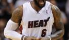 Freudenschrei oder Wutausbruch? Eigentlich hat der Basketballstar Le Bron James von den Miami Heat kein Grund wütende zu sein. Er konnte mit seinem Team im NBA-Spiel gegen die New York Knicks das Feld als Sieger verlassen. Foto: Rhona Wise Corbis Foto: dpa
