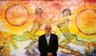 Der italienische Maler Francesco Clemente steht in der Ausstellung Francesco Clemente. Palimpsest in der Kunsthalle Schirn in Frankfurt am Main vor seinem Aquarell-Werk Eine Geschichte des Herzens in drei Regenbogen (III) aus dem Jahr 2009. Von Mittwoch an sind dort 40 Werke von ihm zu sehen. Die Ausstellung geht der Bedeutung des Palimpsest-Verfahrens auf den Grund, einer Technik des Ausradierens und Überschreibens eines Textes, wobei der alte teilweise sichtbar bleibt. Foto: dpa