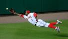 Washington Nationals center fielder Nyjer Morgan attempts a diving catch on a triple by Colorado Rockies' Dexter Fowler during the third inning of a baseball game, Tuesday, April 20, 2010, in Washington. (AP Photo/Haraz N. Ghanbari) Foto: ap