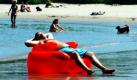 Ein Mann entspannt in der Sonne am Rheinuferstrand bei Rodenkirchen, Nordrhein-Westfalen. Die nächste Hitzewelle soll bis Ende der Woche halten, sagen die Meteorologen.  Foto: ap