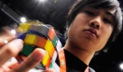 Der thailändische Zauberwürfelspieler Sittinon Sukhaya demonstriert in Düsseldorf bei der Speedcubing Worldchampionships 2009 die einhändige Bedienung des Würfels. Foto: ddp