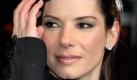 Sandra Bullock wird immer wieder von Stalkern heimgesucht. Ein Mann namens James Weldon verfolgte die Amerikanerin über mehrere Jahre mit Anrufen, Faxen und E-Mails. 2003 wurde Weldon in eine psychiatrische Klinik eingewiesen. Ein weiblicher Fan der Schauspielerin hatte es im April 2007 auf Bullocks Ex-Mann Jesse James abgesehen. Die 47-jährige Marcia Valentine versuchte James mit ihrem Mercedes zu überfahren. Sie wurde zu einer dreijährigen Bewährungsstrafe verurteilt. Foto: dpa