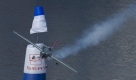 Der japanische Pilot Yoshihide Muroya schrammt beim Red Bull Air Race-Weltmeisterschaft im portugisischen Porto ein sogenanntes Luft-Tor. Foto: ap